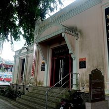 画像左手にはトゥア・ペッ・コン （大伯公）も見えている文物館