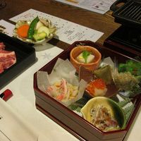 夕食、前菜と飛騨牛の朴葉味噌焼きは、宿泊料金で異なります。