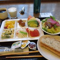 朝食、バンドカンパーニュは好きです。炒り卵は冷え冷えでした。