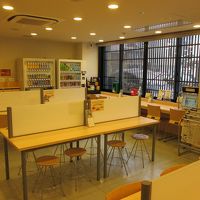 朝食会場。右に見える共用PCはOSがXPで動作が遅い。