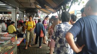 歩道に行列ができていた。