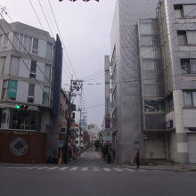 沖映通り側から見たパラダイス通り入口の様子