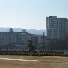 船着場の反対側は公園
