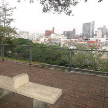 高台からは那覇市内を一望できます