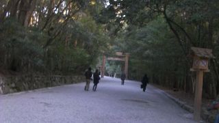 平日でも大勢の参拝者がいました