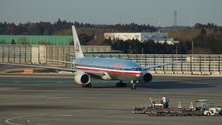 外国の飛行機がたくさん飛んできます