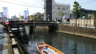 蔵の街を流れる、巴波川。