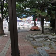 東屋があり、ここでビールを飲むおじさんたちがいました