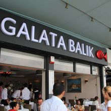 ガラタ橋にはこうしたオープンな店構えのレストランがいっぱい 