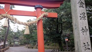 兼六園に隣接しています。