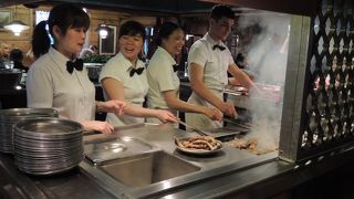 小さいソーセージを目の前で焼いているのを見ることができます