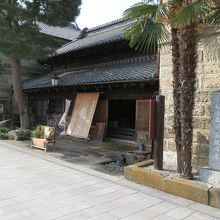 往時を偲ばせる豪商の店構え。