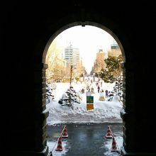 旧道庁建物の出入口から大通方面を望む