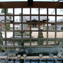 お水場から境内を見た景色