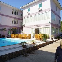 プールと朝食会場（右建物の1Ｆ）