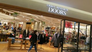 ２F、メンズ・レディスのお洋服、生活雑貨が揃うお店