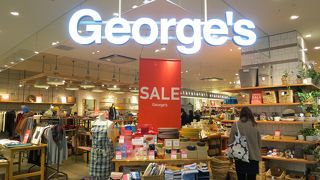 ２F、生活雑貨やお洋服などが揃うお店