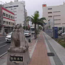 安里三叉路付近にある国際通り入口シーサーの様子