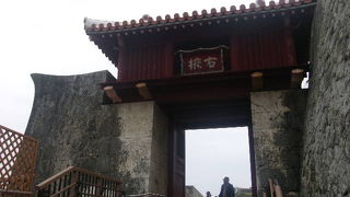 一寸脇道に逸れた場所にあります