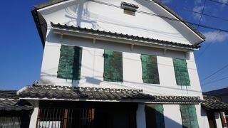 漆喰の壁に緑の銅板の窓