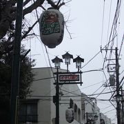 住宅街の中にある活気のない商店街です。