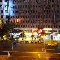 向かいに7・11がありますが、道路の横断は要注意です！！