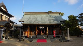神社の門を入ると中は静謐な空間