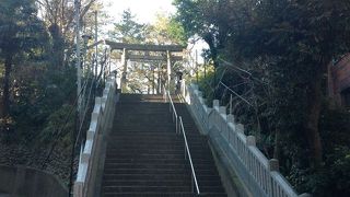 階段が男坂、スロープが女坂