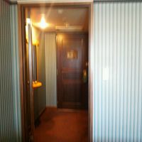 部屋の中から入り口側を撮影