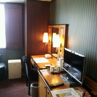 ドレッサー＆テレビ。椅子も座りやすくランプもキレイ