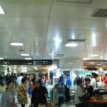 立ち席のそばはイベント広場で、人が多くてあまり落ち着けません