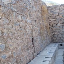 便器手前は、明らかにコンクリート。後ろの壁も最近、塗り固め？