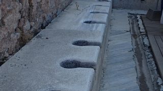 ホンモノなら世界遺産第一号のトイレになるかも。しかし、相当程度がレプリカかも。