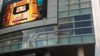 大きなビジョンが目印のショッピングビル