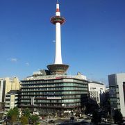 【京都】 京都タワーの昼と夜、ライトアップも素敵！