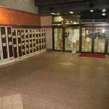 駐車場とコインロッカーの様子