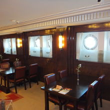 丸い窓が印象的なダイニングルーム