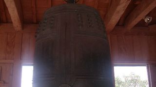かつては正殿前にかけられていた銅鐘です