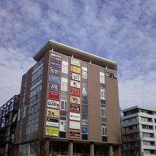 駅そばで便利です。