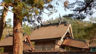 日本有数の神社。神社本庁系ではなく、全く別系統の神社です。