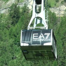 １３５人乗りの大型ロープウエイで一気にゲレンデまで