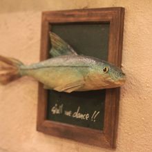 テーブル席の壁を泳ぐ魚さん。