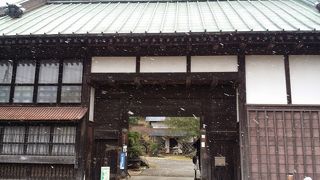 多くのロケ地にもなっている昔ながらの長屋門