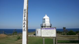 “日本の灯台50選”にも選ばれている白亜の灯台