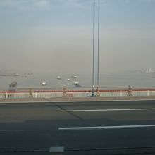 揚子江を超え上海へ。川を遡上する貨物船。