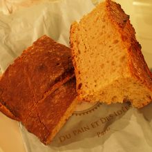 小サイズのパン・デ・ザミ２個。小と言っても結構なサイズです。