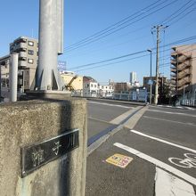今の帷子橋。遠く向こうに見えるは横浜駅方面高層ビル群