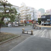 昔はこのあたりが川だった・・旧帷子橋跡(現：天王町駅前公園)