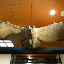 入口の木彫りのしまふくろう