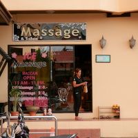 マッサージ店もあります